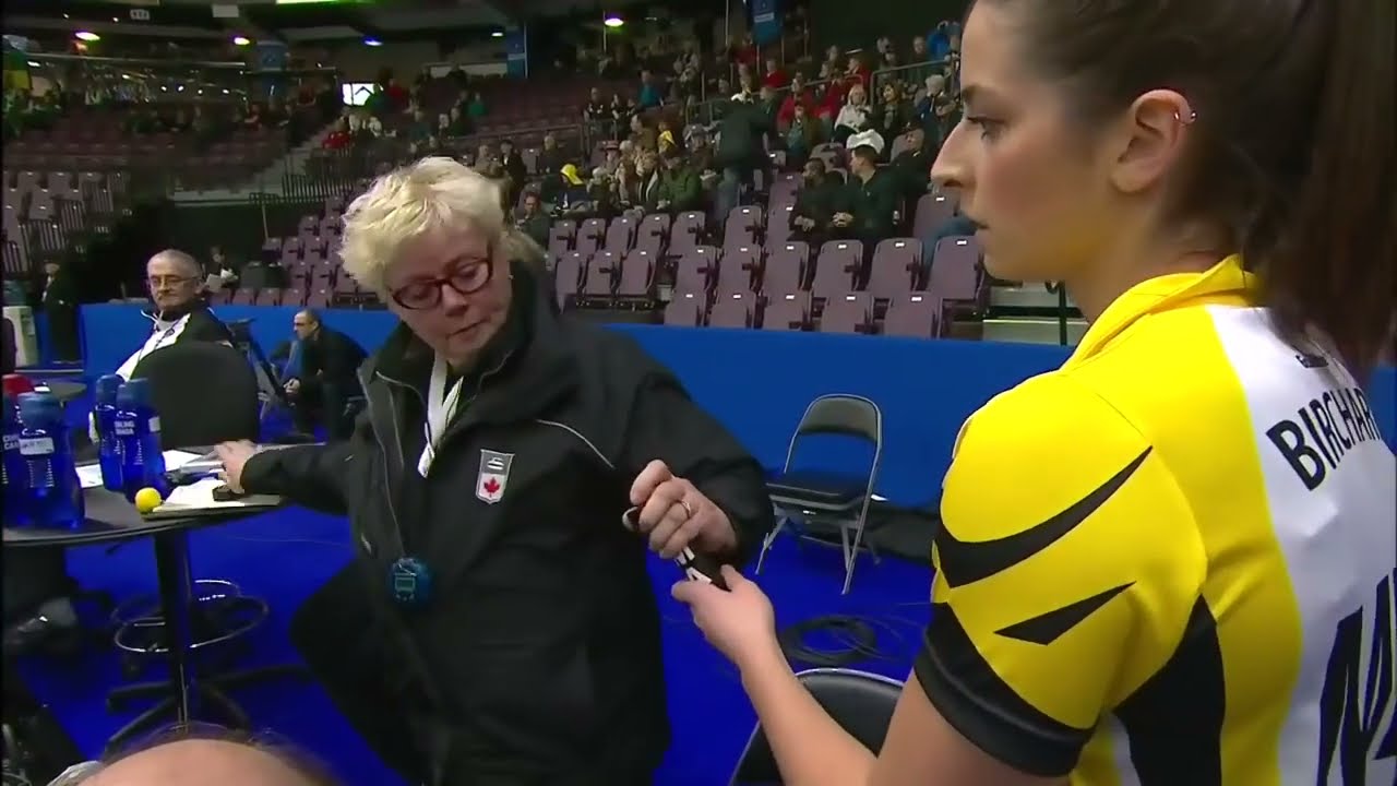 #stoh2018 Shannon Birchard's broom leaves scratches on the ice; umpire asks her to tape it up