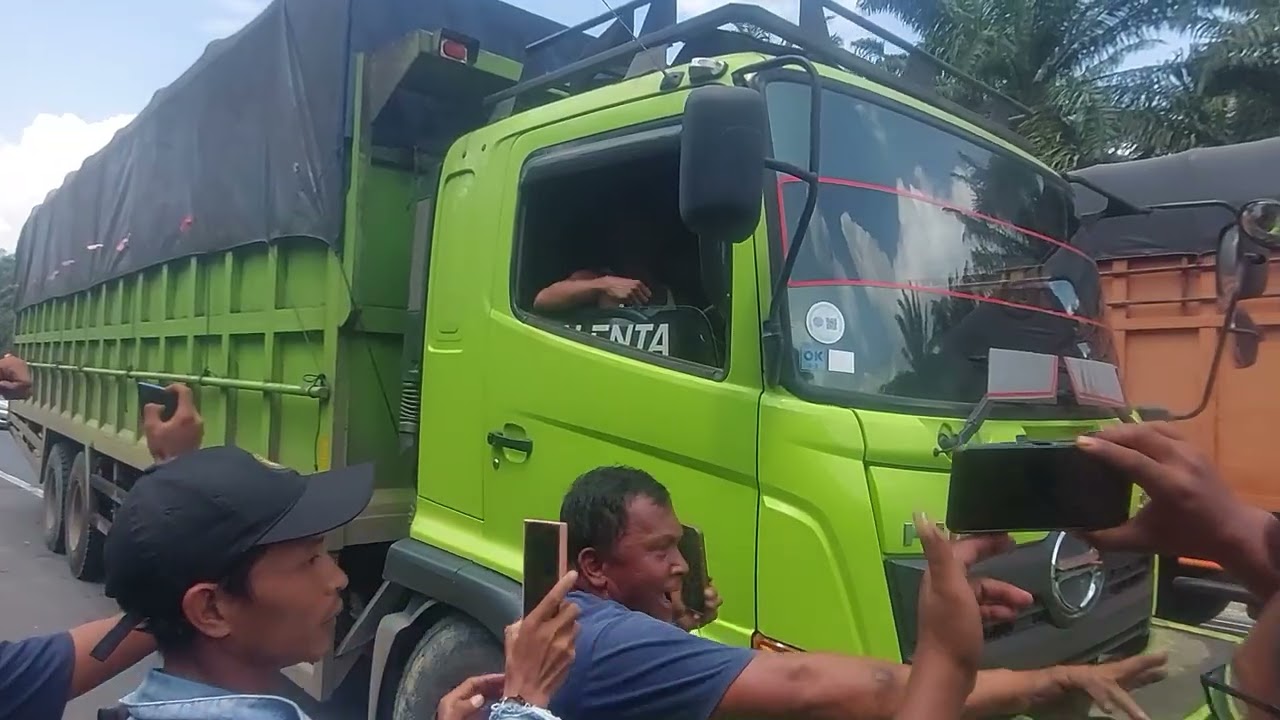 Evakuasi truk masuk parit di bukit kodok Akibat gagal nanjak 