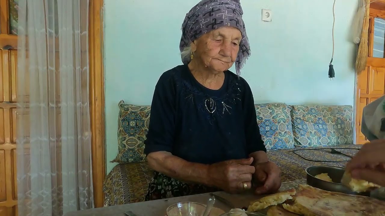 Gerçek KÖY KAHVALTISI . Meşhur sultanın mayalı EKMEKLERİ. Bol tereyağlı. Denizli köy hayatı