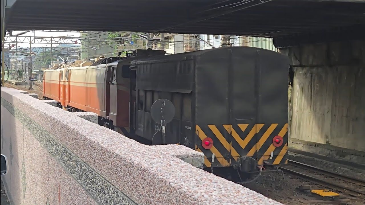 7555次花蓮發車經由北迴線開往五堵貨場的E300型E339+E331雙電力機車頭+一節守車無貨車貨列