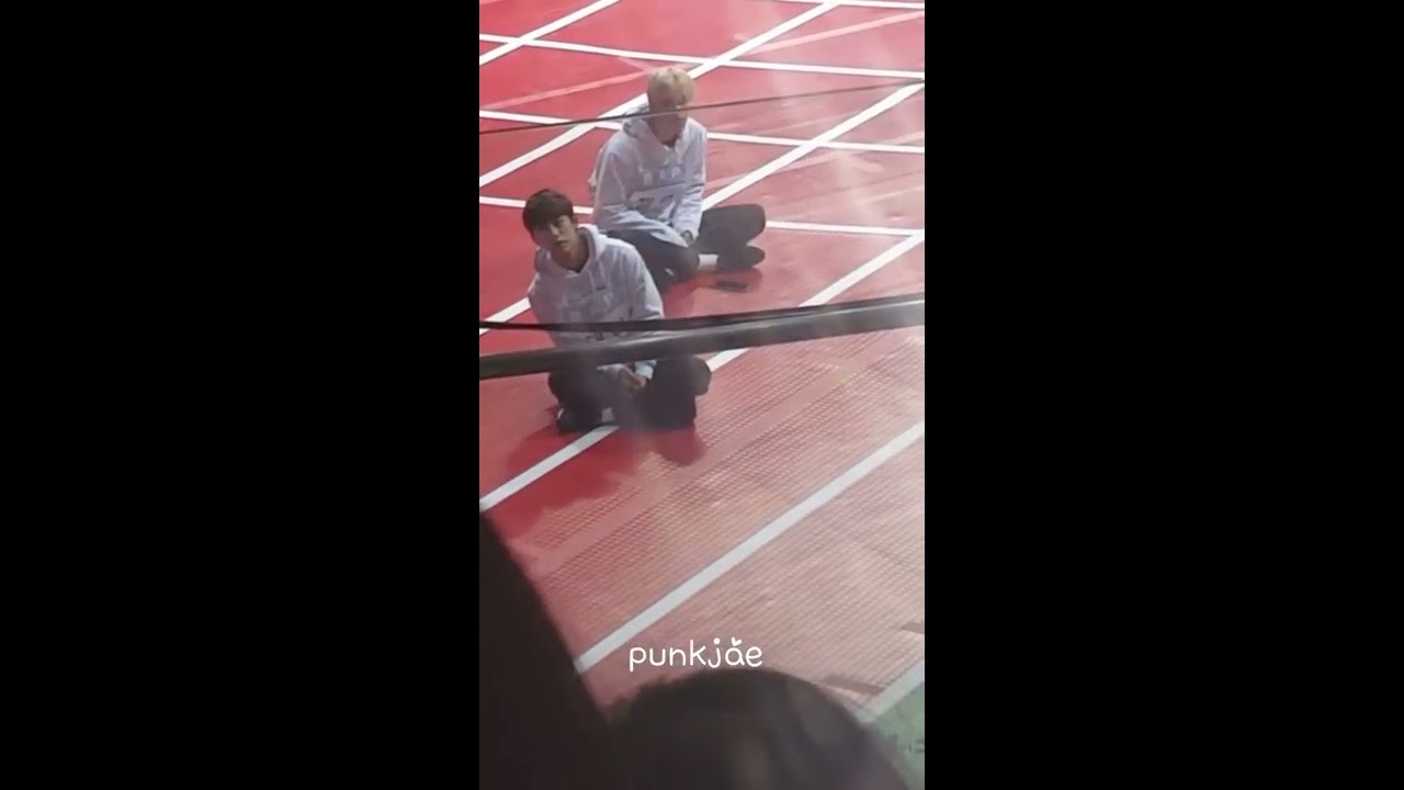 170116 ISAC BAP Daehyun and Zelo playing rock paper scissors