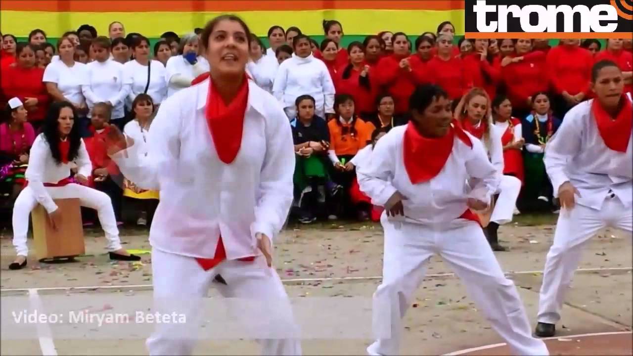 FERNANDA LORA baila y toca cajón peruano en el penal de Chorrillos