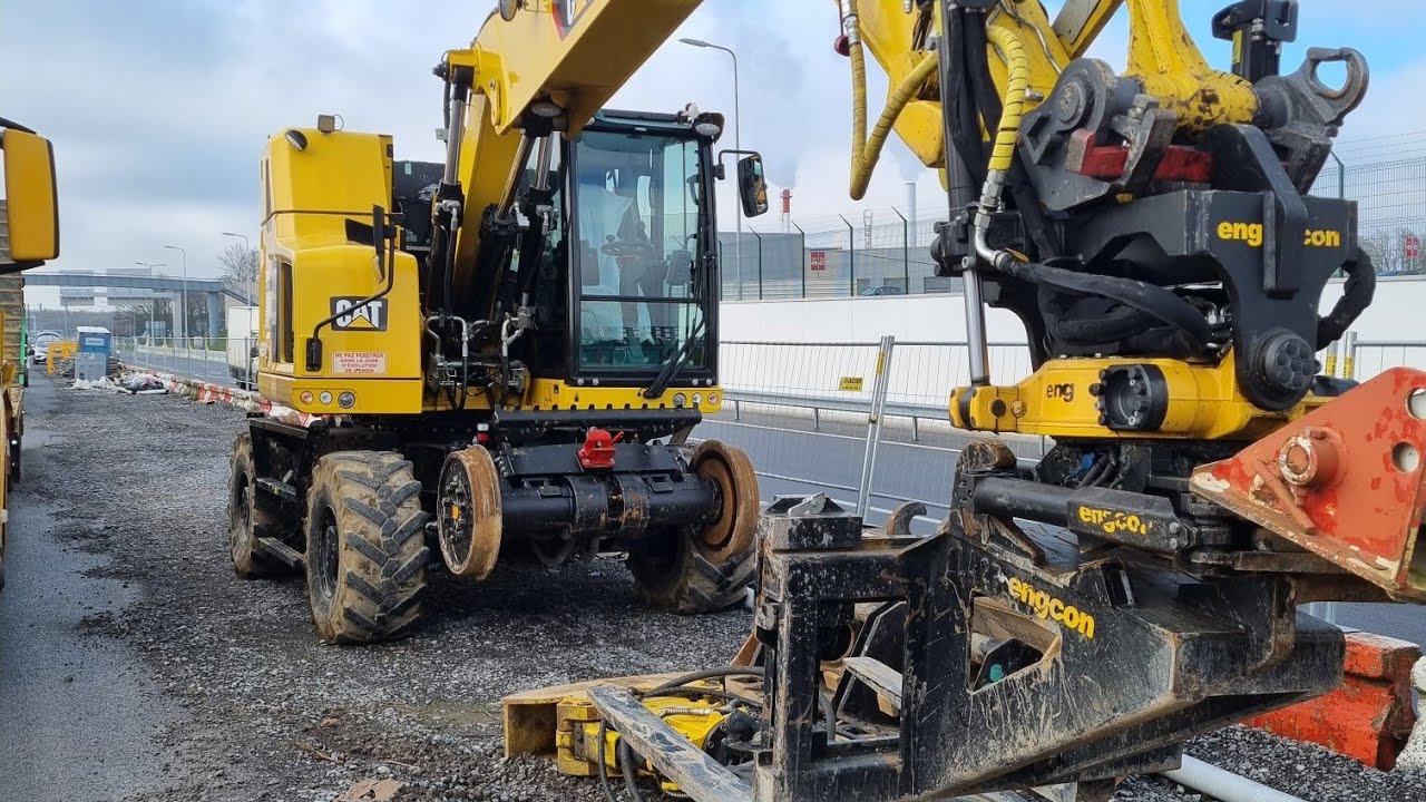 CAT M323F. La meilleur pelle rail route ?