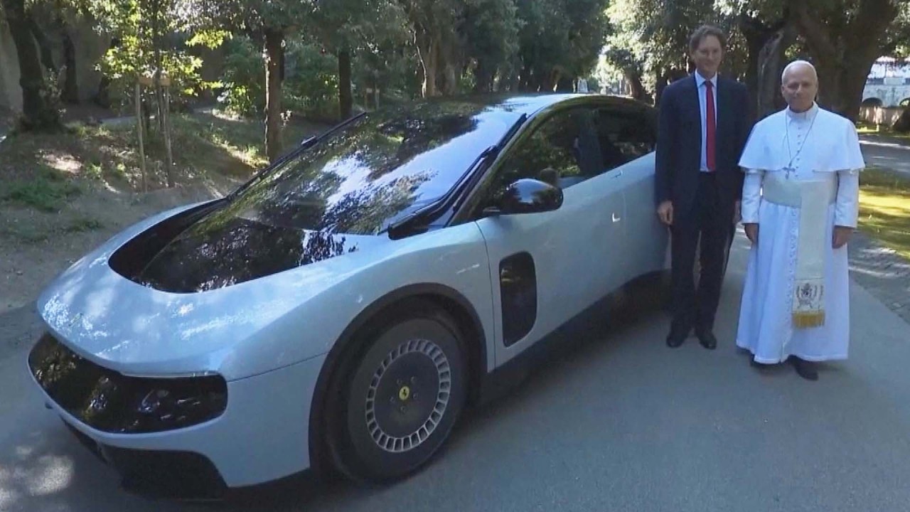 Папа Лео впервые увидел полностью электрический Ferrari Luce