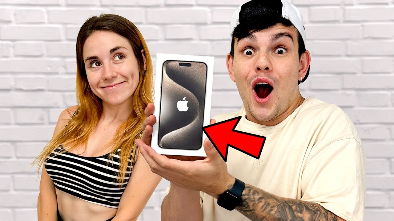 SORPRENDO a MI NOVIO REGALÁNDOLE el IPHONE 15📲😱 *final inesperado no es fake lo juro jajaj*