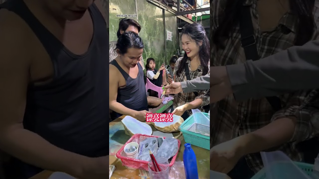 阿哥抱着孩子來換救命錢 這塊救命的翡翠料 竟切出幾十條春彩手#緬甸翡翠 #翡翠 #翡翠手鐲 #珠寶首飾
