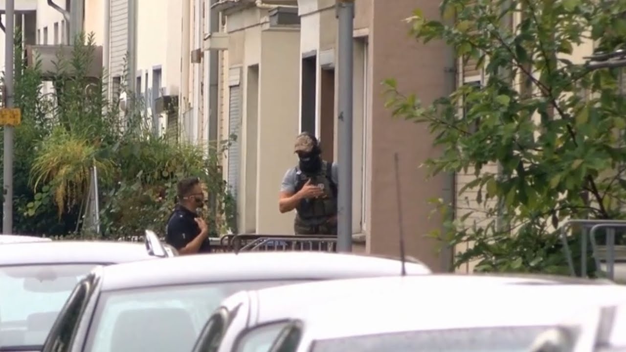 SEK-Einsatz in Bremen: Mann schießt mehrfach von Balkon