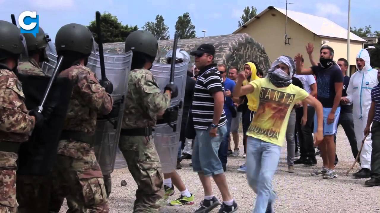 Sabaudia, reggimento Sforzesca: esercitazione antisommossa