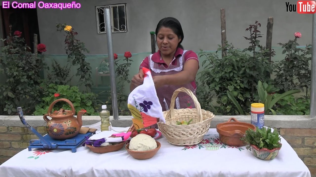 Al aire libre preparo unas ricas quesadillas de flores frescas del campo.
