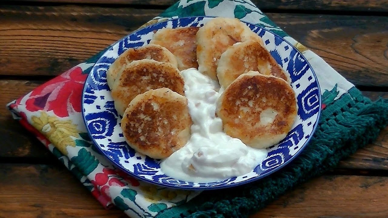 Cottage cheese pancakes with dried apricots. No eggs. Vegetarian. Syrniki.