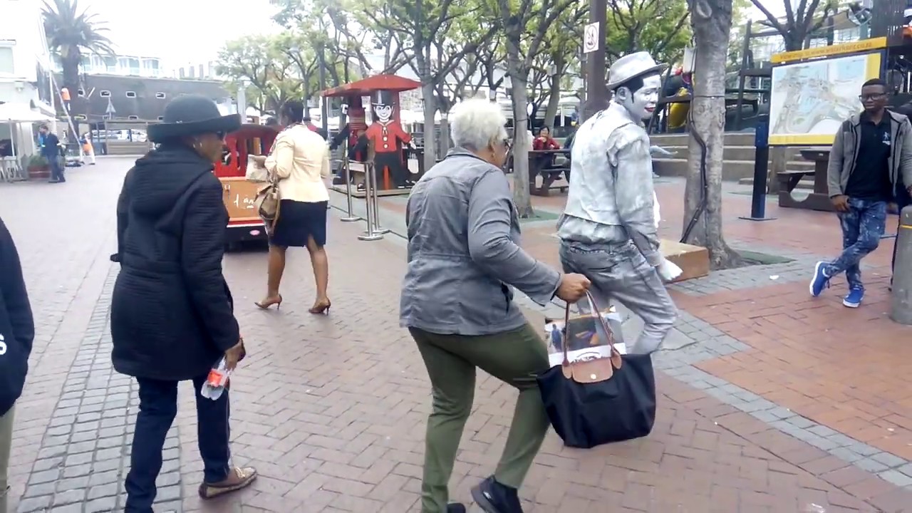 Hilarious Street Artist in Cape Town, Victora and Alfred Waterfront