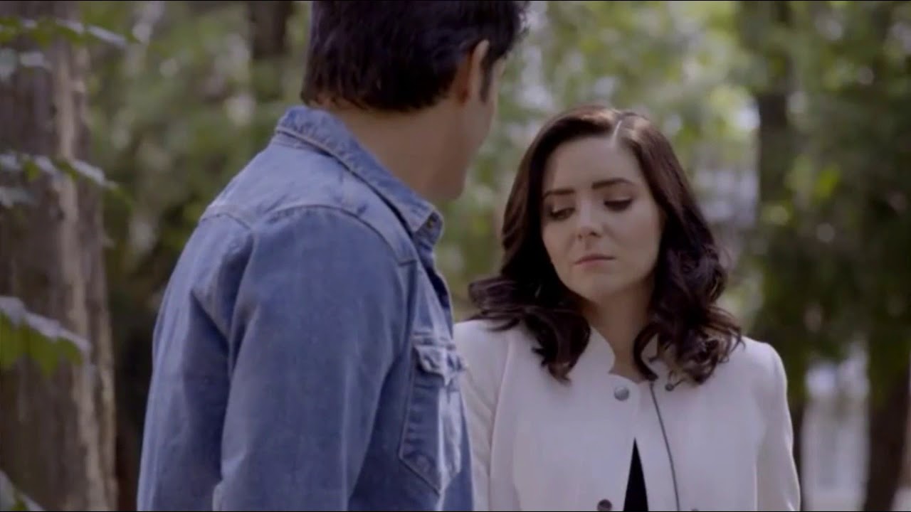 Beso de reencuentro Marisa y Miky Tenías Que Ser Tú Ariadne Díaz y Andrés Palacios