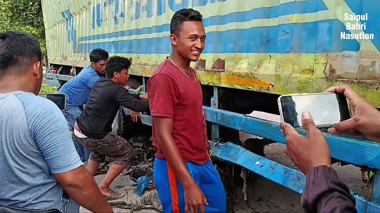 derek maju jaya gerak cepat evakuasi truck dijalan baru rantauprapat