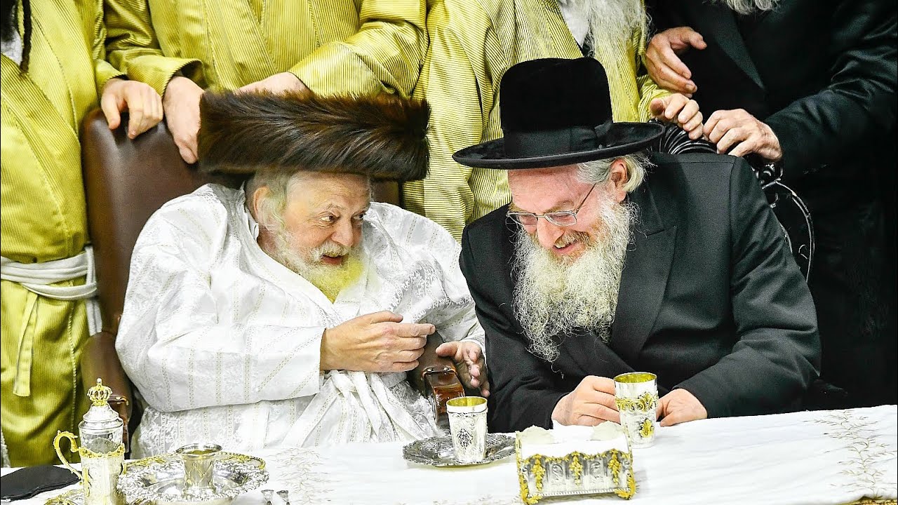 עקב המלחמה: חסידות קרלין אירחה את חתונת נכדת האדמו״ר מתולדות אברהם יצחק בבית מדרשם. צפו בתיעוד מיוחד