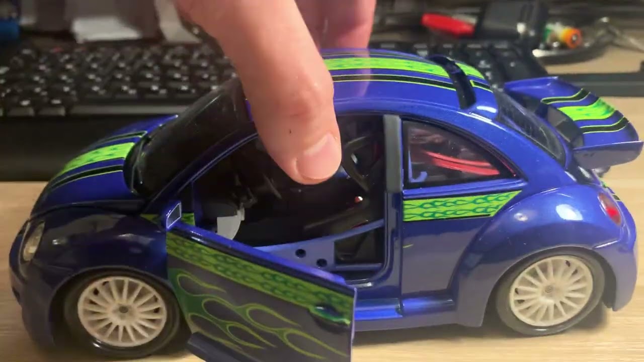 Обзор модели VW New Beetle в масштабе 1:18 от Bburago