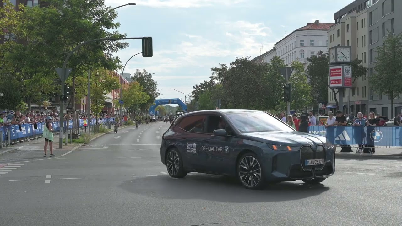 Halfway camera: SAWE leads elites in record heat | BERLIN MARATHON 2025 (World Major)