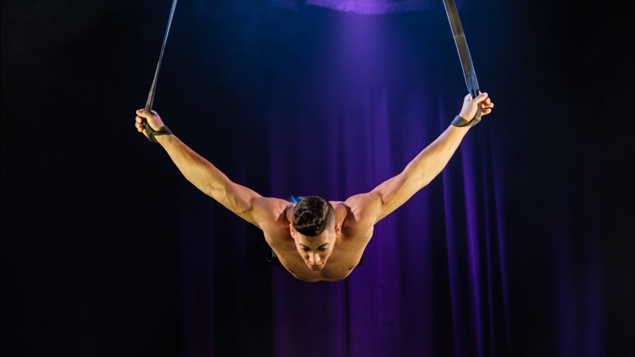 Aerial Straps Solo Act / Darián Cobas