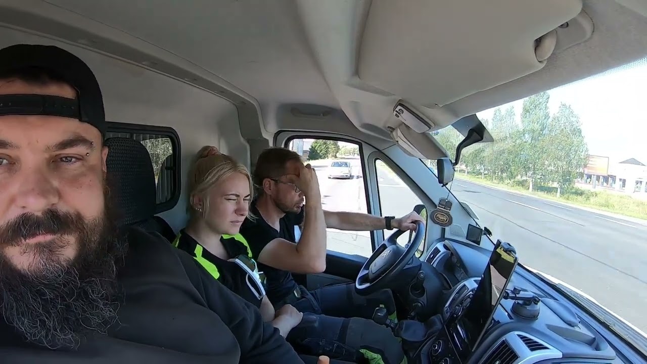 HUH hellettä kaivetaan ja peitetään runkolinjaa kaukolämpötyömaalla