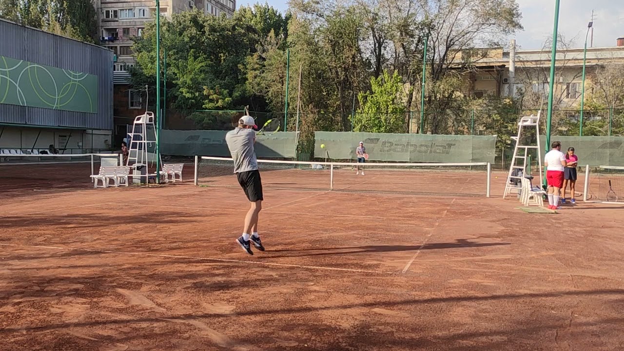 Любительский матч по большому теннису.