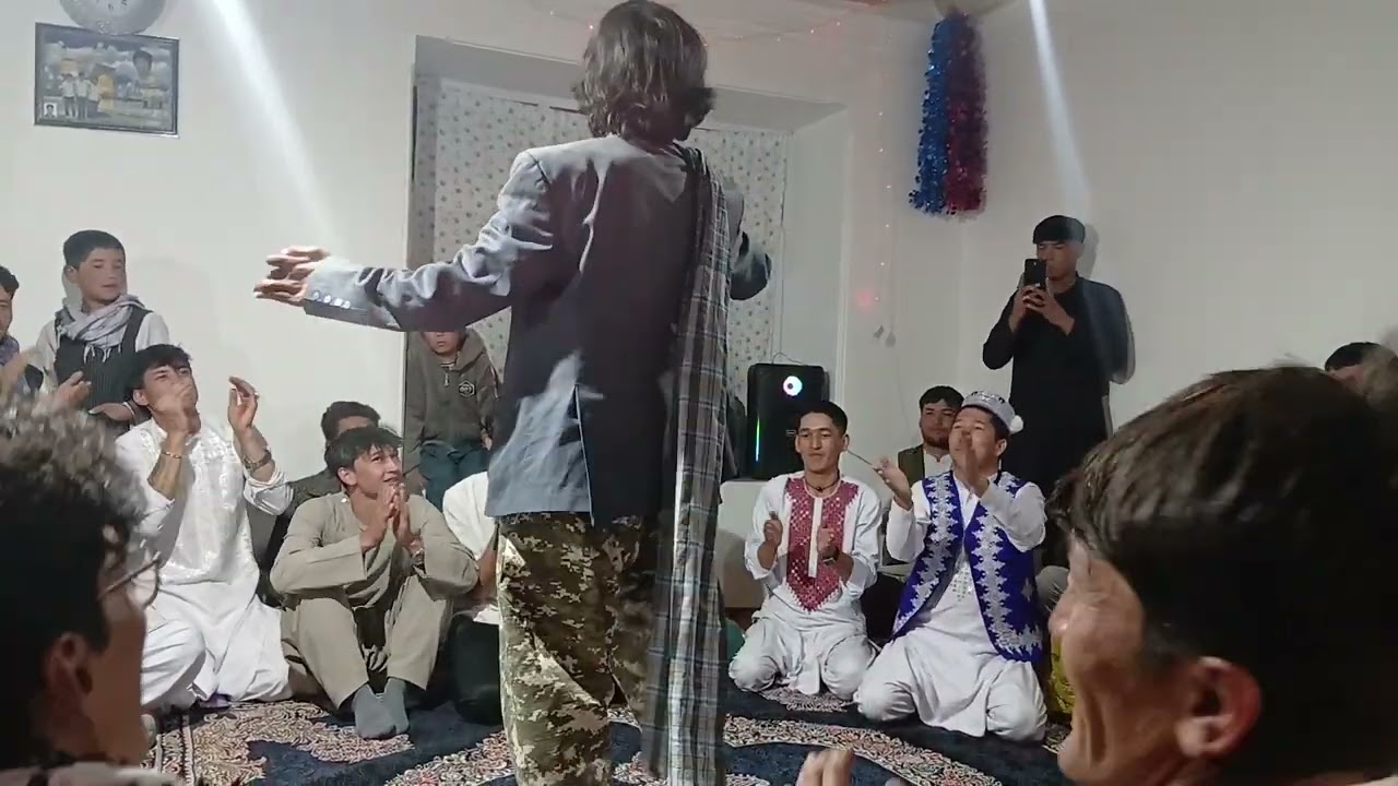 رقص بسیار زیبا با آهنگ هلو لو ههه 😅🤪 ببنید دوستا و سابسکراب یادتان نرود