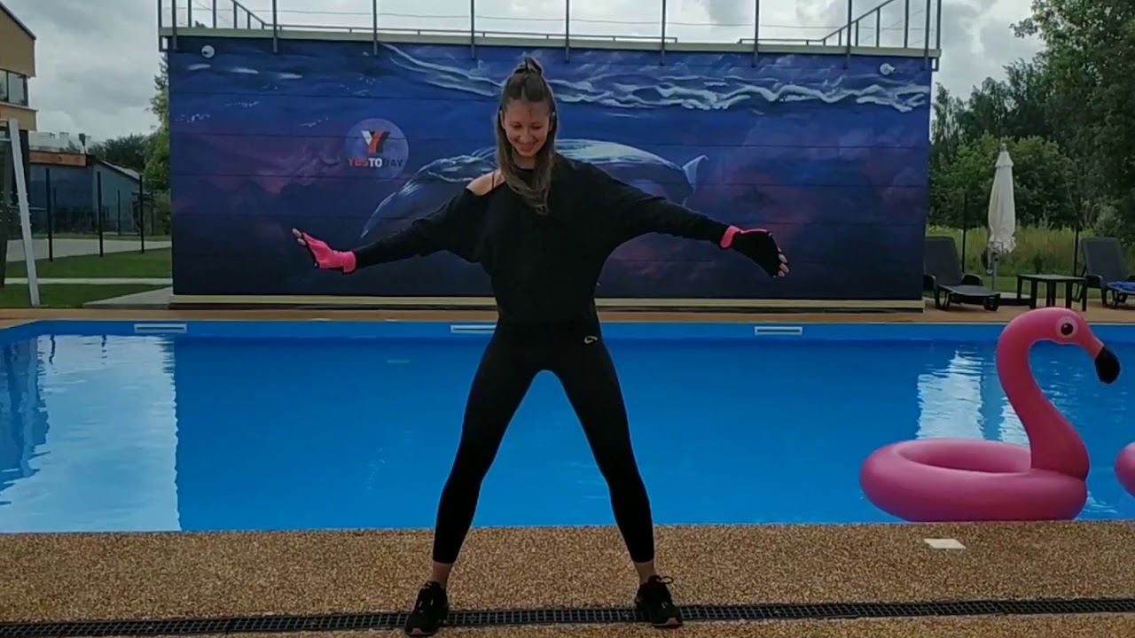 Aquaaerobics. Aqua gloves. Аквааэробика