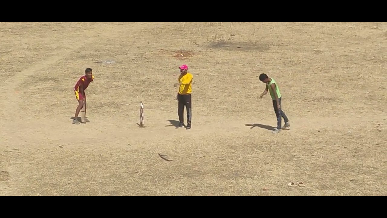 Cricket khelna aya 😁😊😀