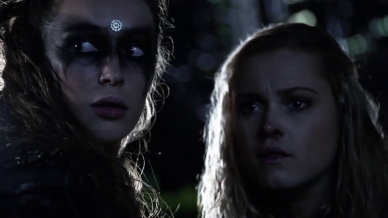 The 100 3x16 Lexa And Clarke Kiss