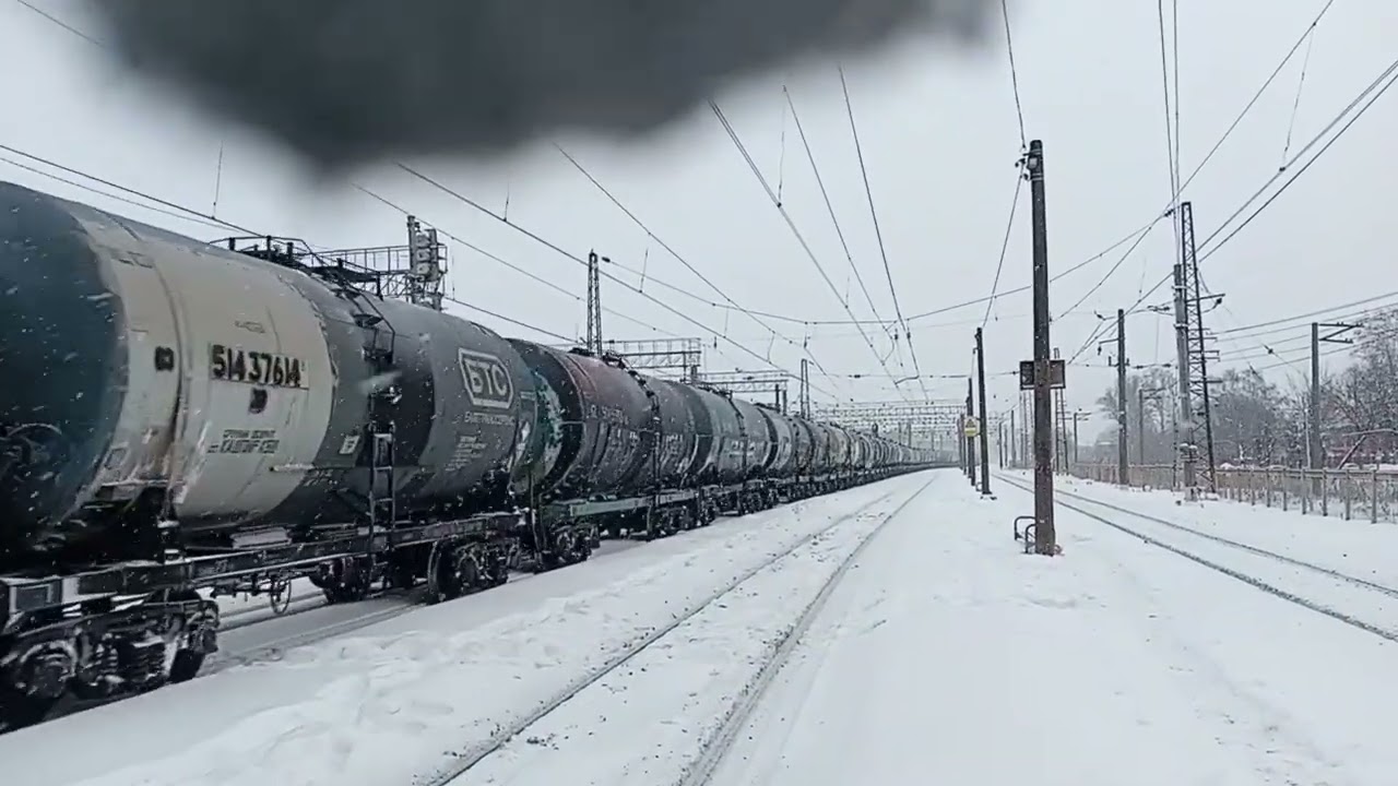 Тепловоз 2ТЭ116-1724 "БалтТрансСервис" с наливным поездом проследует станцию Орехово-Зуево.