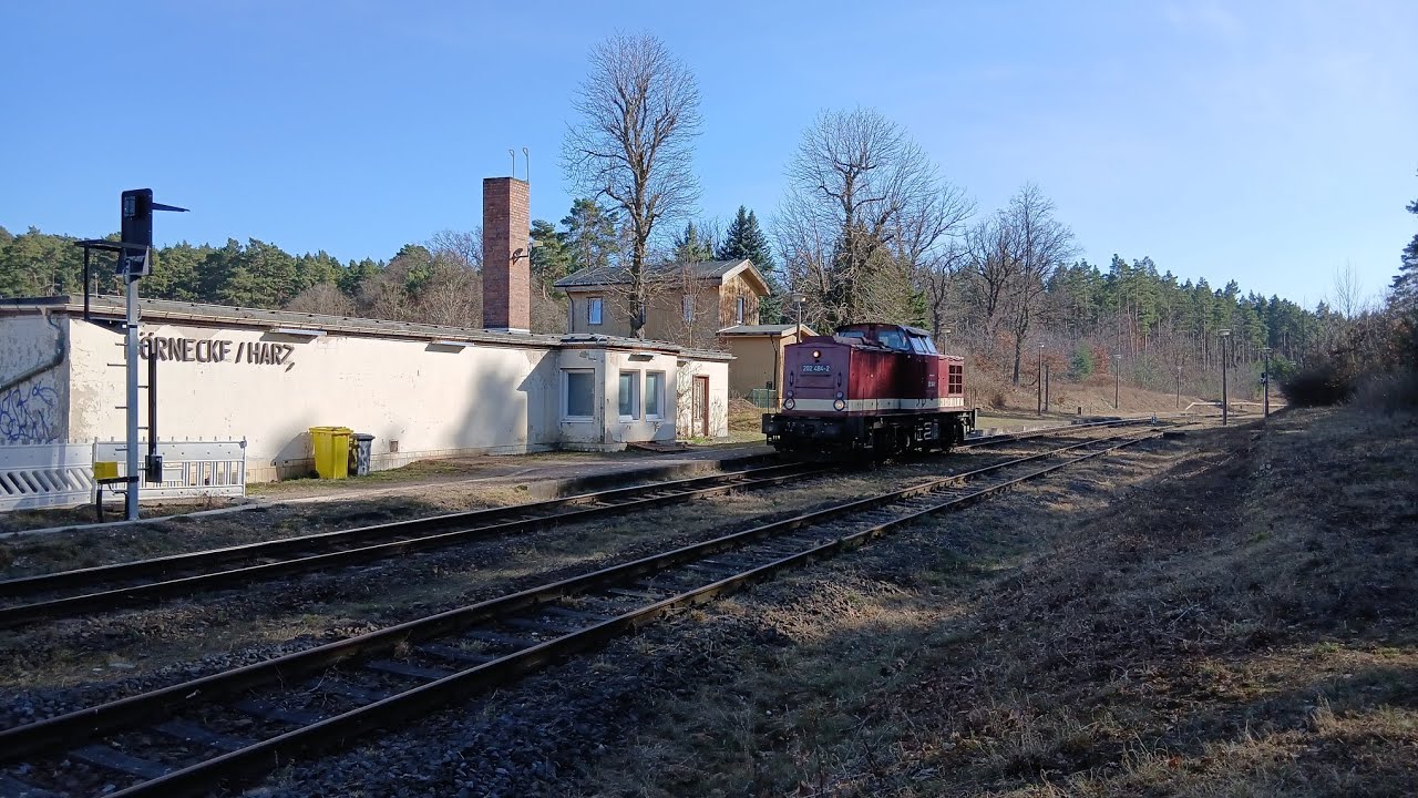 V 100 / 202 484 - 2 von CLR aus Magdeburg. Hier bei der Durchfahrt in Börnecke. 06.03.2026