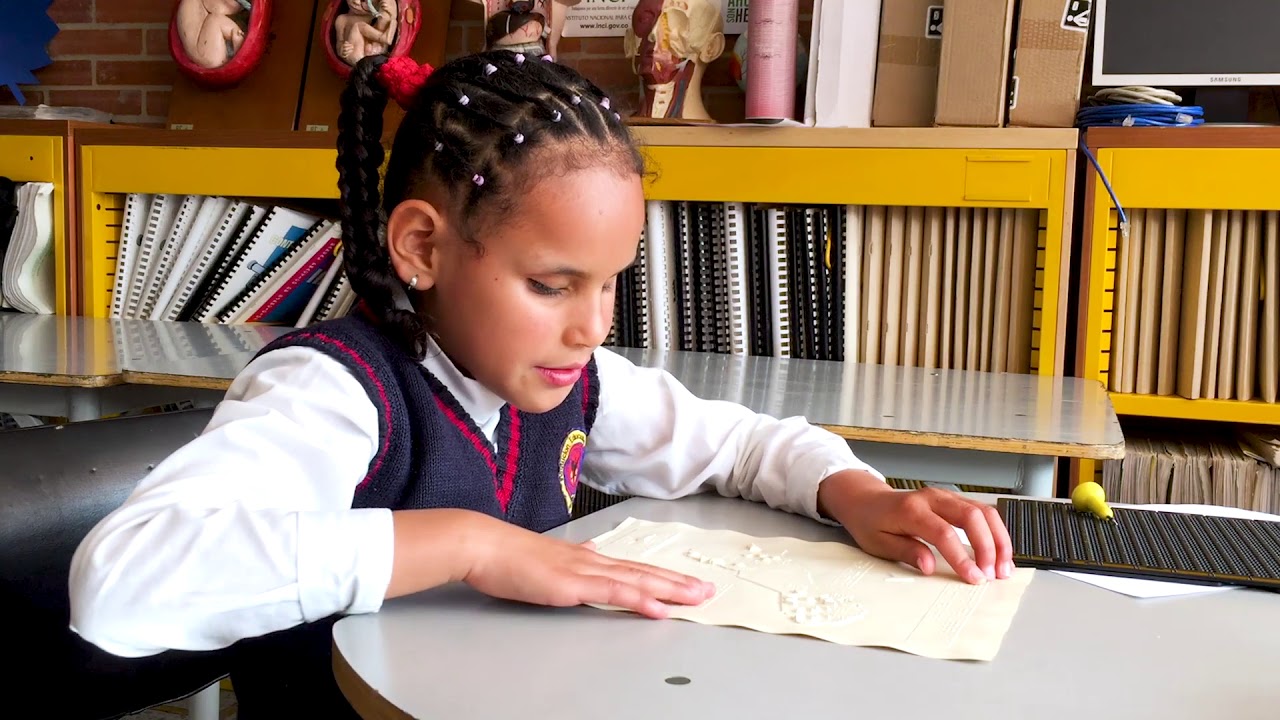 ¿Cómo es leer y escribir en braille? Deinny te lo explica