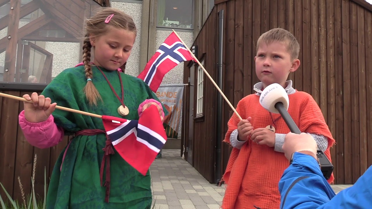Barna i Sande barnehage øver på 17. mai