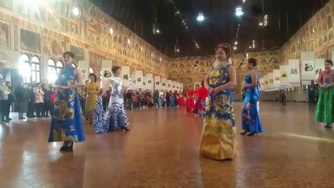 Padova, sfilata di moda cinese in occasione del Capodanno in Salone