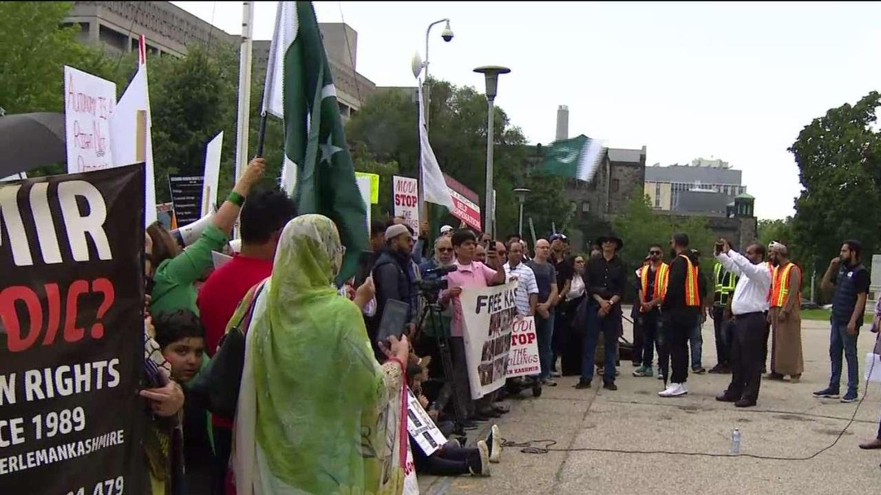 Hundreds rally in solidarity with Kashmir