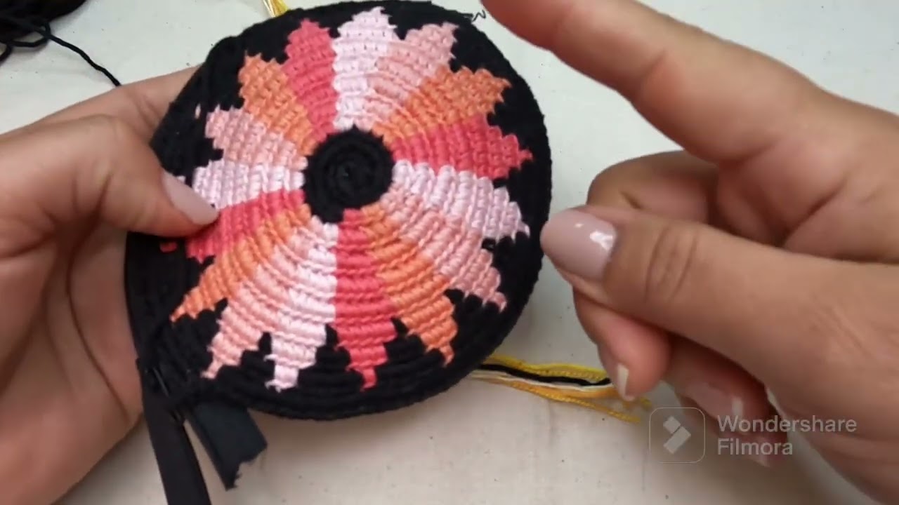 monedero empanadita con cierre diseño girasol crochet en técnica wayuu  #artesanal #crochet
