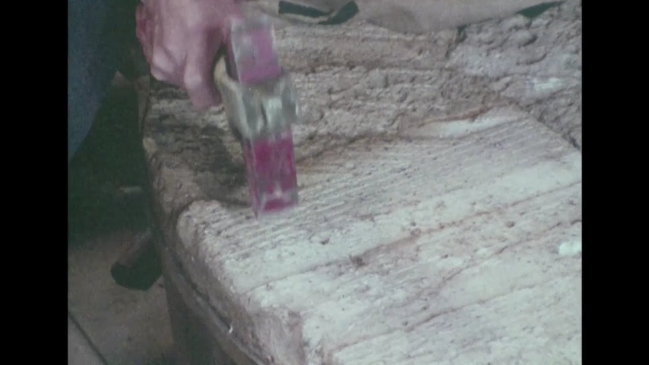 Millstone Dressing Worsbrough 1977 Старожил трясущимися руками обрабатывает камень с точностью.