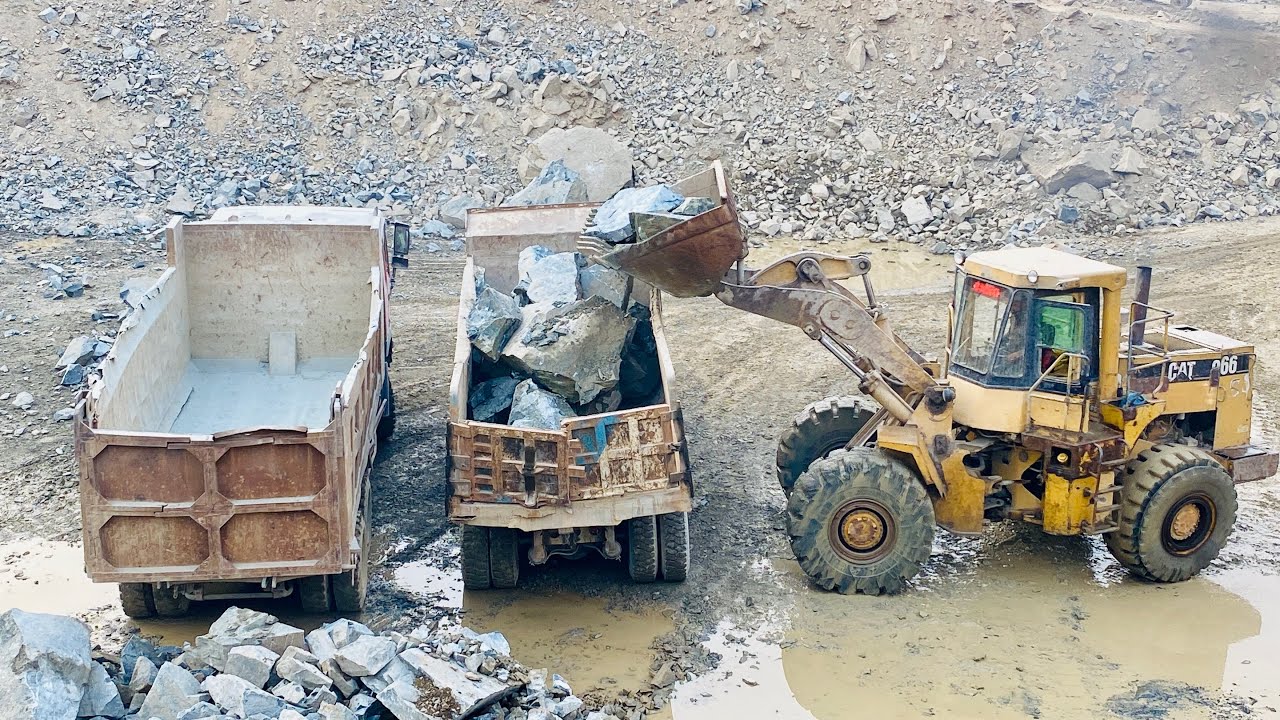 Caterpillar 966D Wheel Loader – Big Stone Loading at Quarry Site”“Heavy Equipment Operation🙀