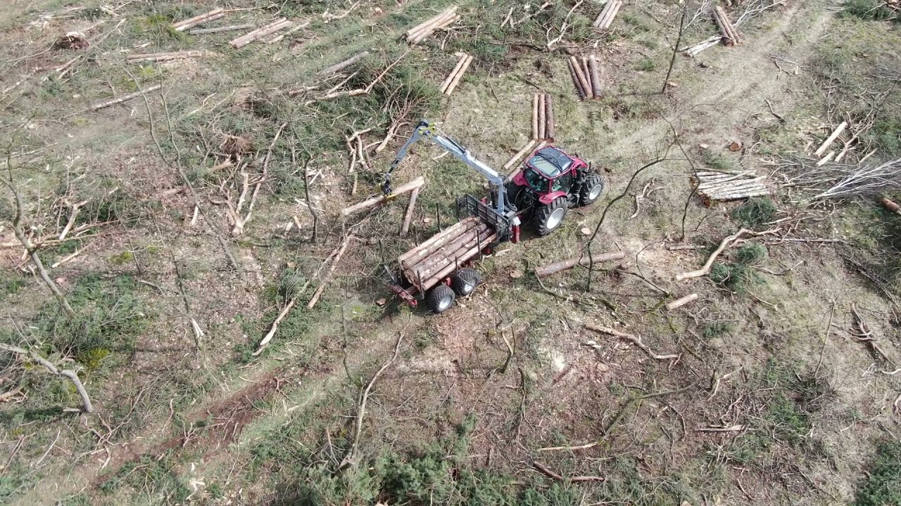 Forstschlepper Valtra N 134 /Rückewagen G HTW/ Icarbazzoli  6800 Kran beim Holzrücken