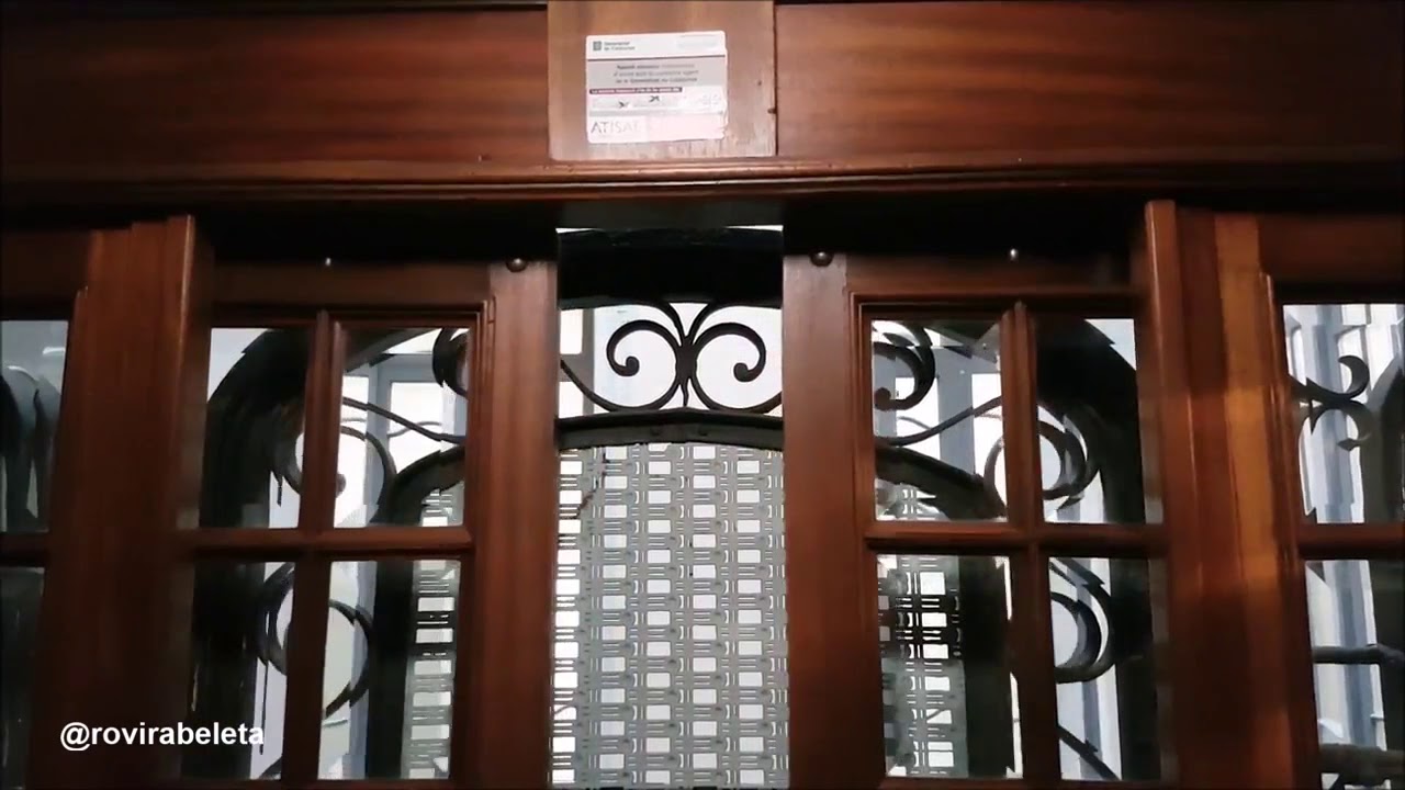 Ascensor de madera en edificio de patrimonio, por VEO