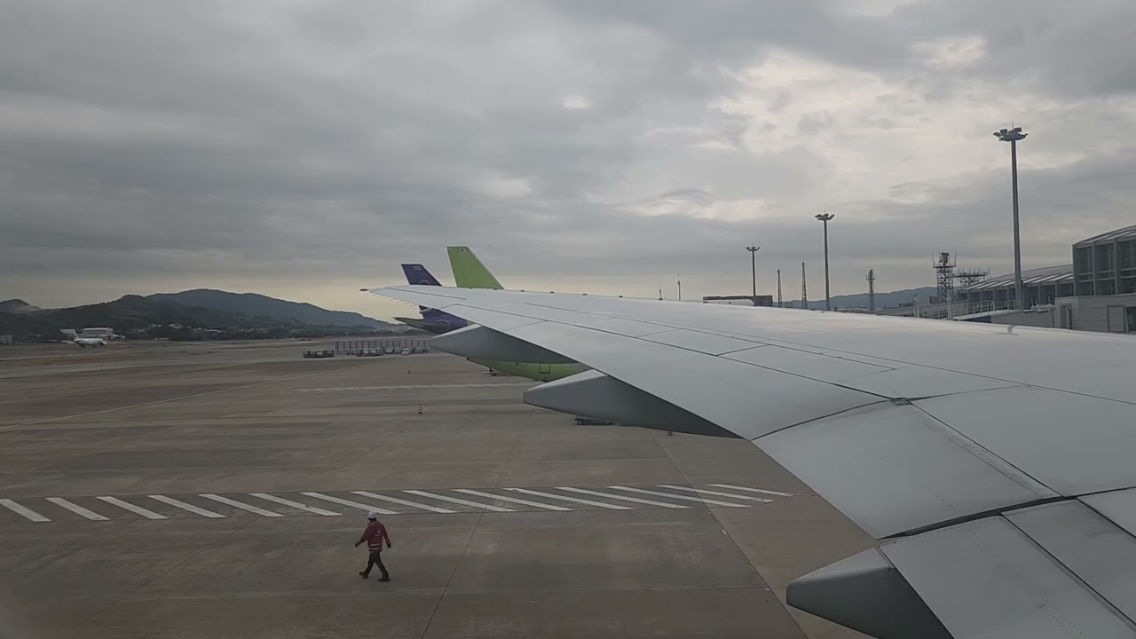 Fukuoka Int'l Airport 》Incheon Int'l Airport Korean air 788 B777-300