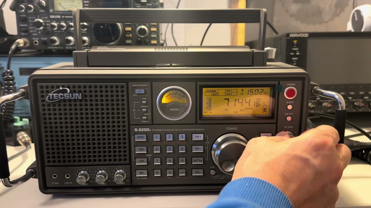 Copying radio hams on the 40 metre band with the Tecsun S-2200X