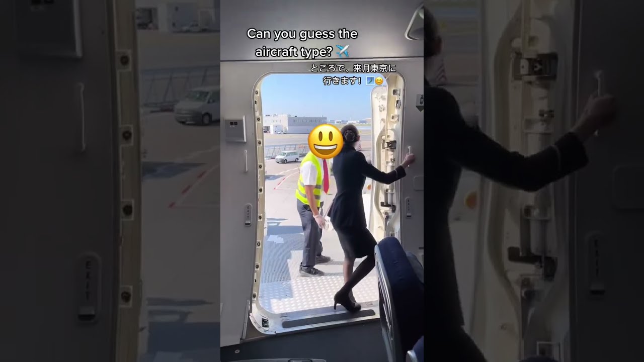 Closing a B747 door in manual - flight attendant at work - #aviation