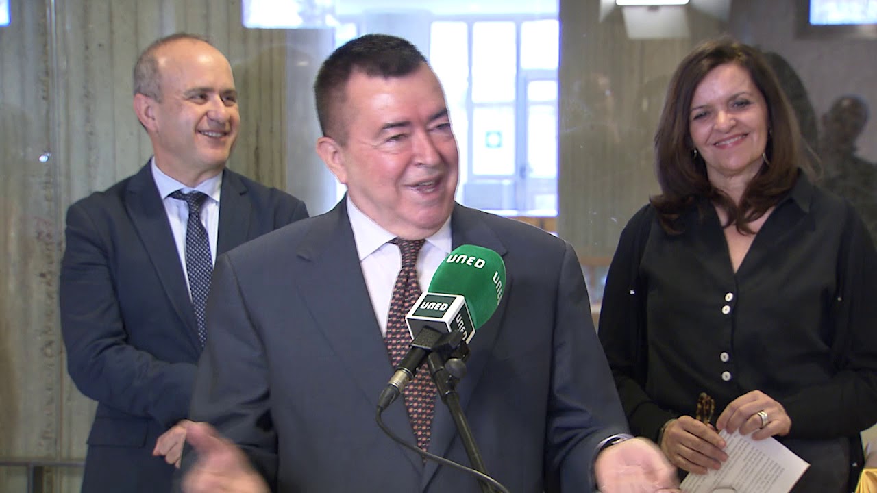 El profesor José Romera Castillo dona a la Biblioteca central de la UNED un importante legado(...)
