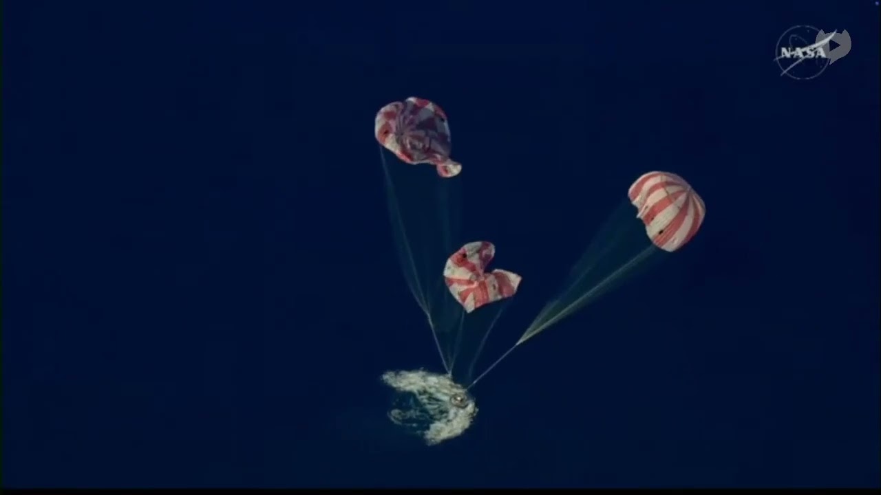Вот как произошло приводнение капсулы Artemis II с помощью парашютов.