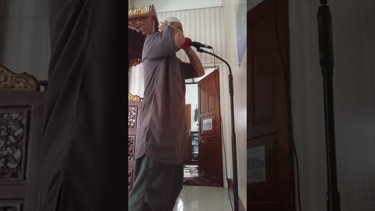 Suasana bulan Ramadhan adzan dzuhur di masjid al ikhwan kompleks pasar lama mandonga kendari 