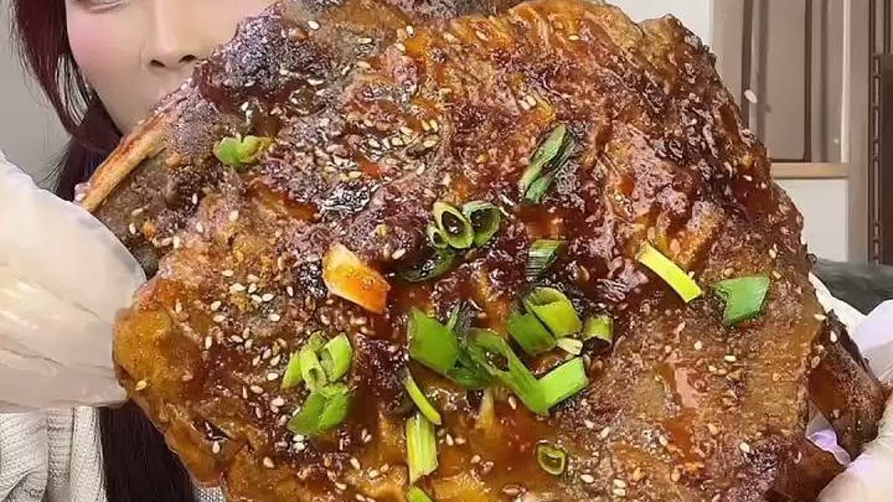 ASMR MUKBANG |#吃货的幸福生活# 诱人红烧牛排盖糯米饭，满足你的味蕾！