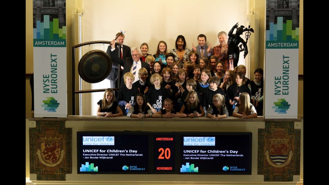 UNICEF en schoolkinderen luiden gong voor Dag voor de Rechten van het Kind