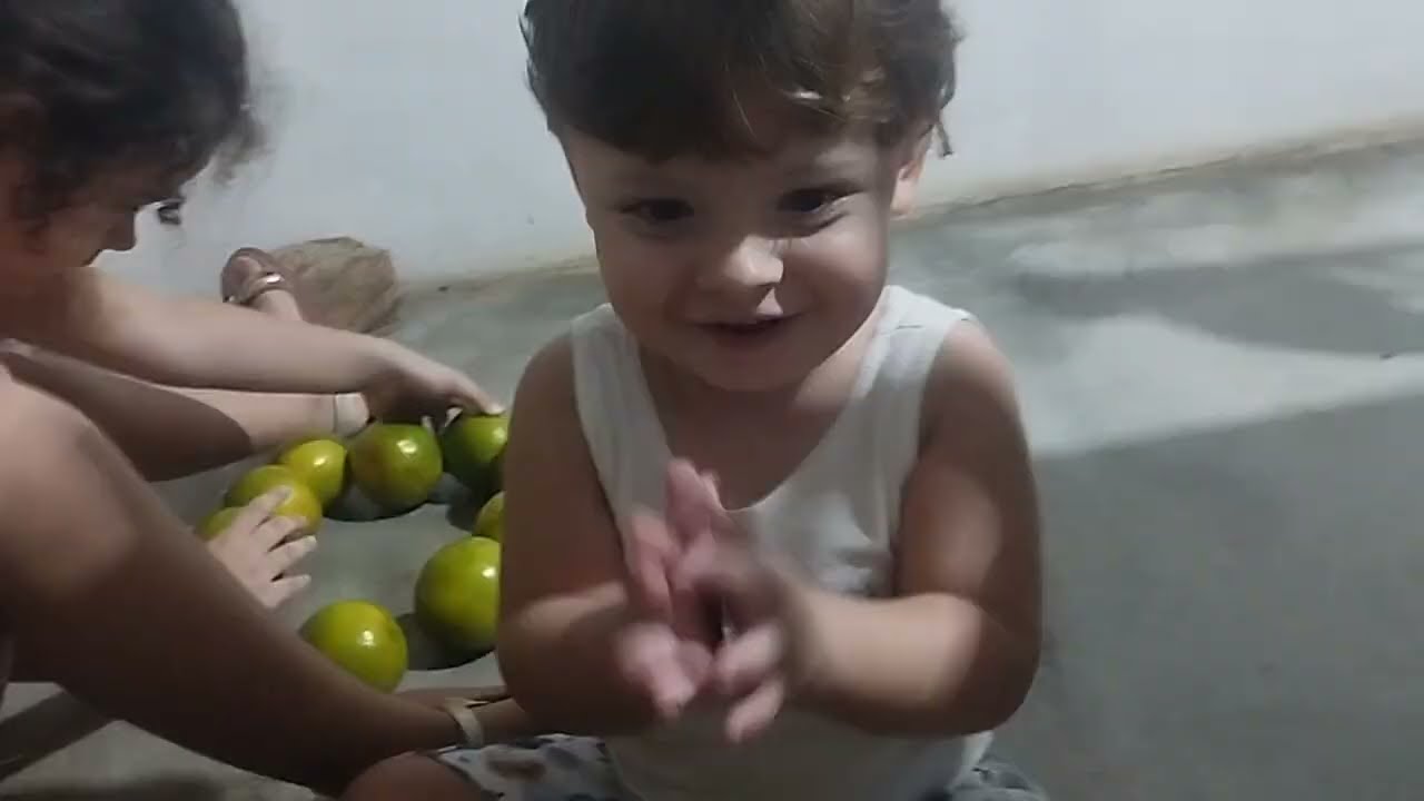 Yan brincando com as laranjas da vovó #rotinadanoite#brincadeiras #infancia #criança gratidão a Deus
