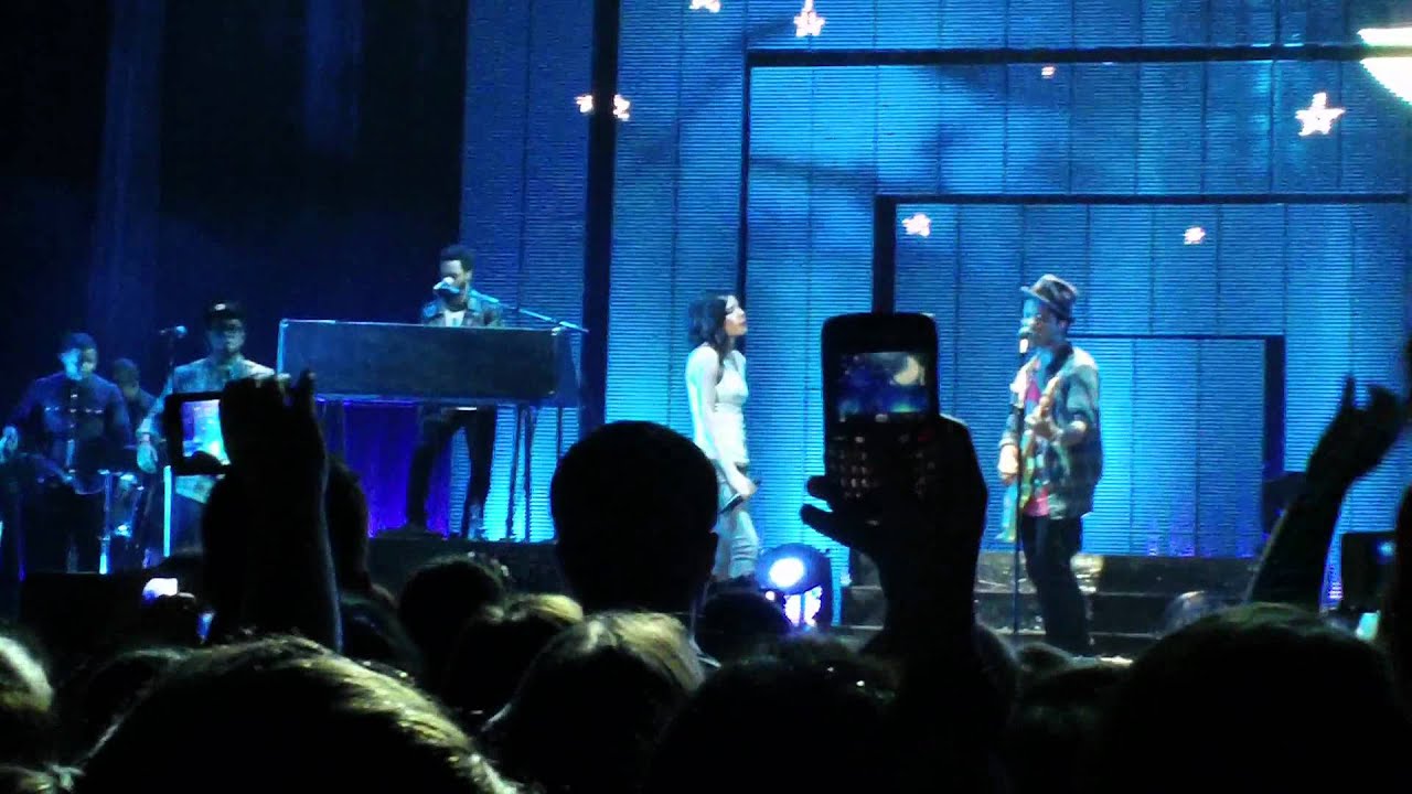 Bruno Mars & Skylar Grey - It Will Rain - Wiener Stadthalle - Vienna - 12.10.2011 - HD