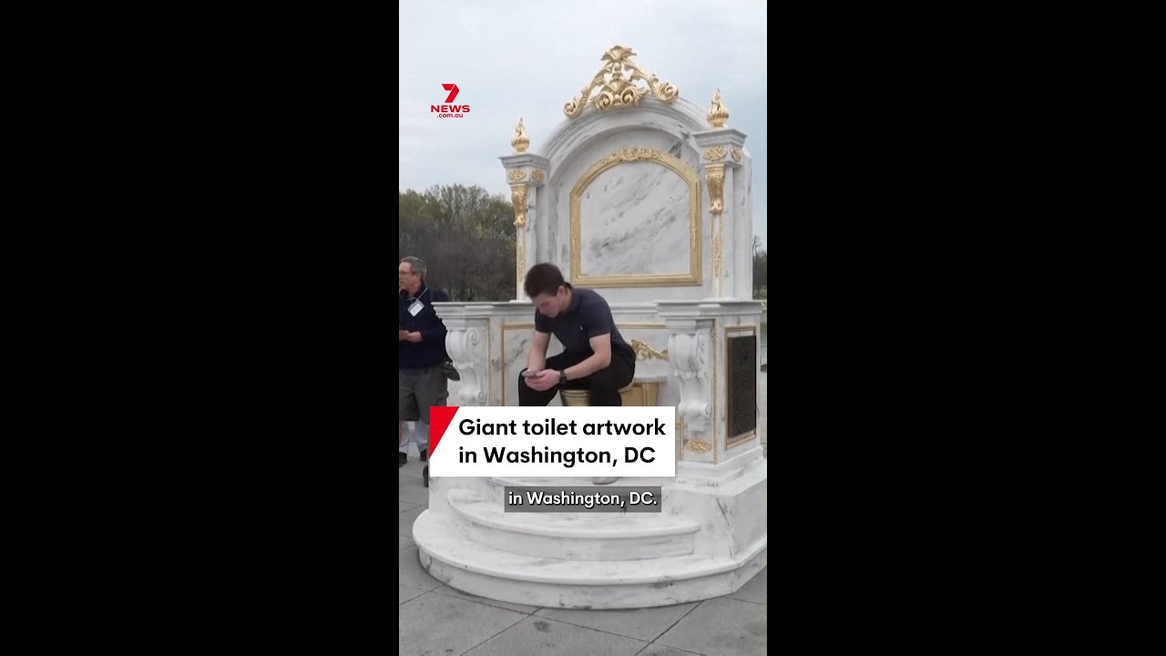 Гигантское золотое произведение искусства в виде унитаза в Вашингтоне высмеивает Дональда Трампа.