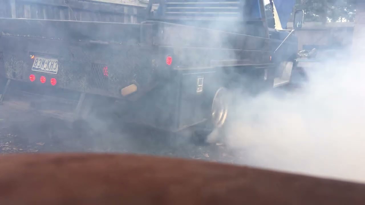 Very SMOKEY cold start Old Ford OBS F350 BIG Diesel